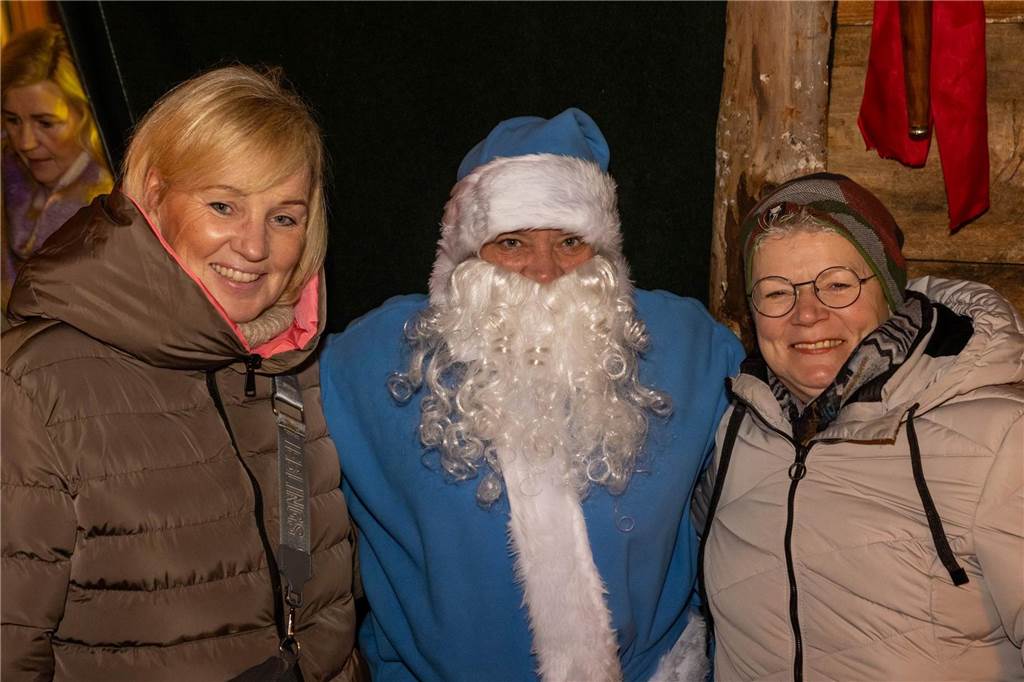 Der blau-weiße Weihnachtsmann war zu Besuch auf dem Adventsmarkt in Alstätte. Hier gibt es zahlreiche Fotos von den Besuchern des Weihnachtsmarktes. 