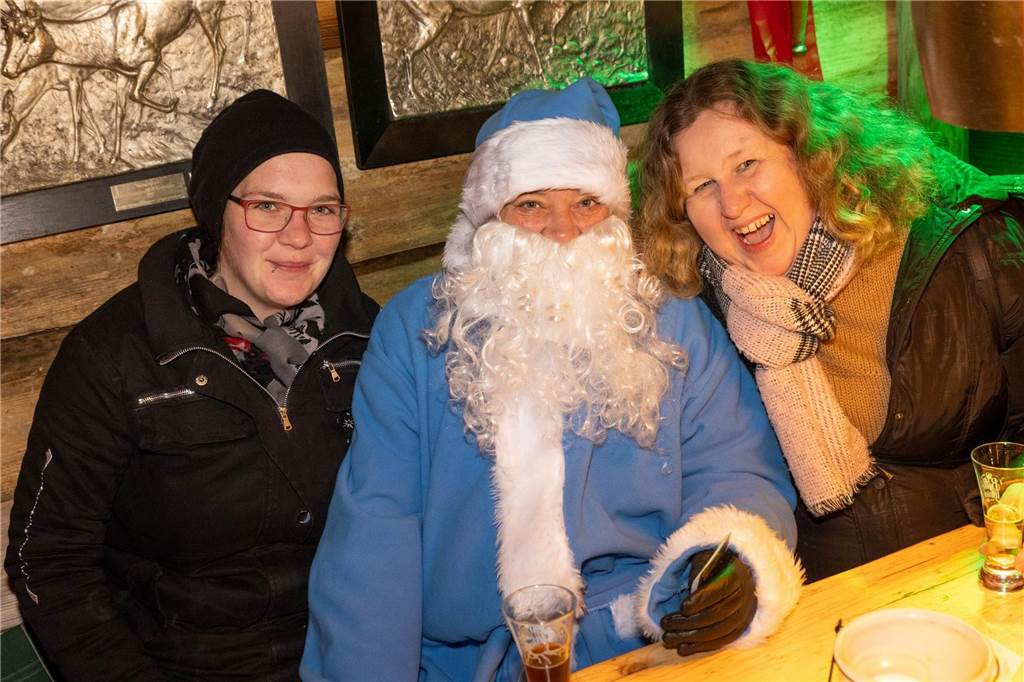 Der blau-weiße Weihnachtsmann war zu Besuch auf dem Adventsmarkt in Alstätte. Hier gibt es zahlreiche Fotos von den Besuchern des Weihnachtsmarktes. 
