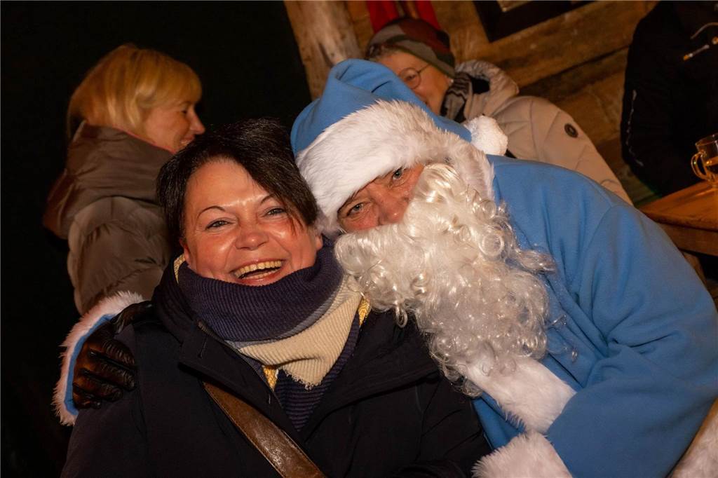 Der blau-weiße Weihnachtsmann war zu Besuch auf dem Adventsmarkt in Alstätte. Hier gibt es zahlreiche Fotos von den Besuchern des Weihnachtsmarktes. 