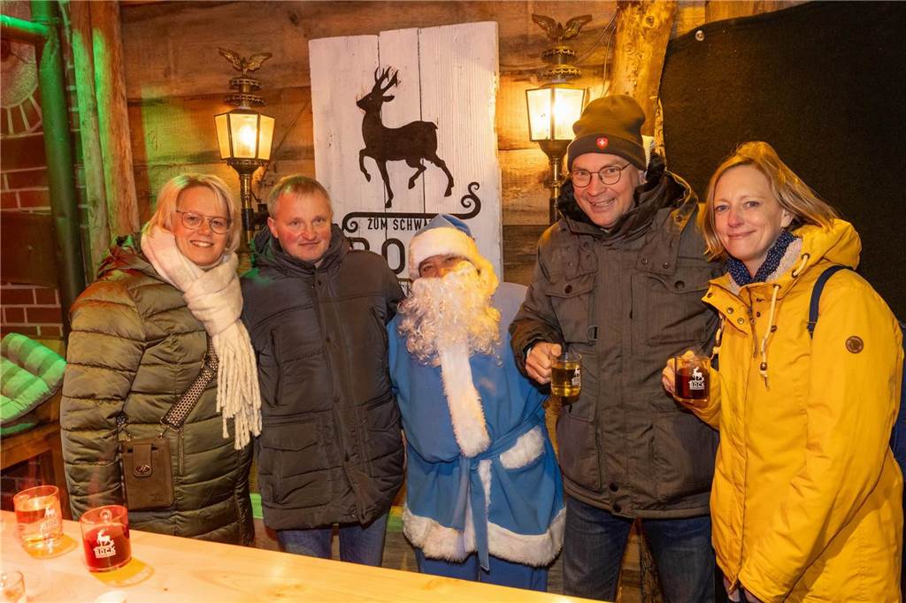 Der blau-weiße Weihnachtsmann war zu Besuch auf dem Adventsmarkt in Alstätte. Hier gibt es zahlreiche Fotos von den Besuchern des Weihnachtsmarktes. 