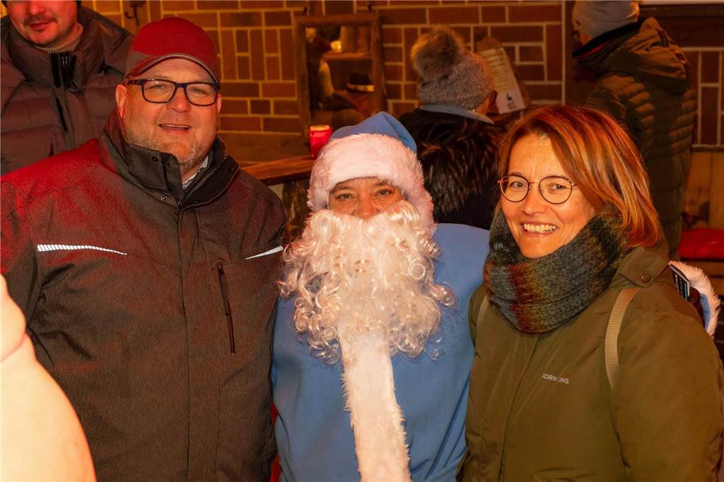 Der blau-weiße Weihnachtsmann war zu Besuch auf dem Adventsmarkt in Alstätte. Hier gibt es zahlreiche Fotos von den Besuchern des Weihnachtsmarktes. 
