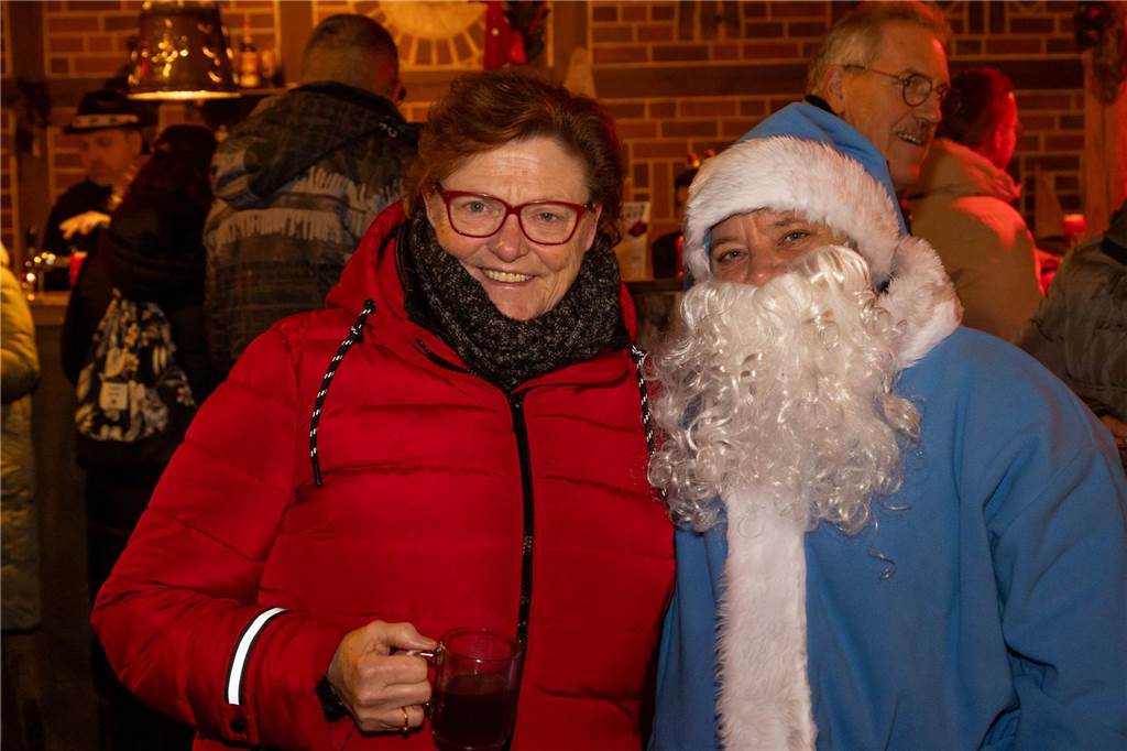 Der blau-weiße Weihnachtsmann war zu Besuch auf dem Adventsmarkt in Alstätte. Hier gibt es zahlreiche Fotos von den Besuchern des Weihnachtsmarktes. 