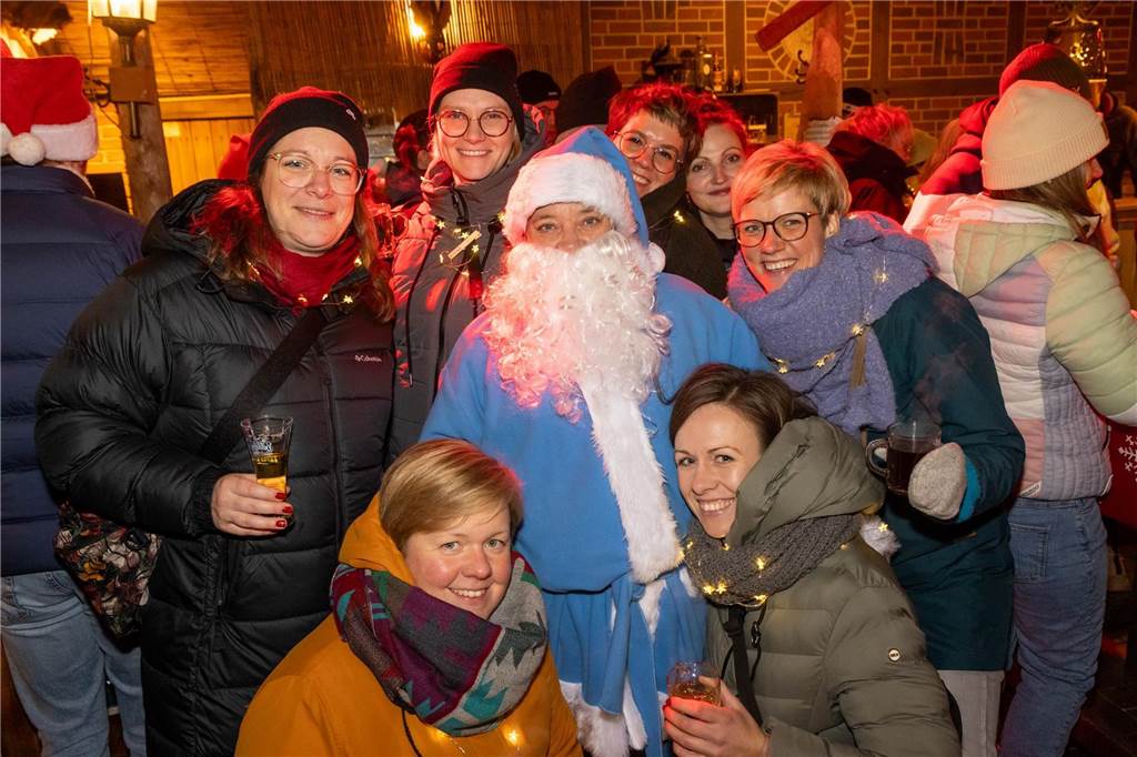Der blau-weiße Weihnachtsmann war zu Besuch auf dem Adventsmarkt in Alstätte. Hier gibt es zahlreiche Fotos von den Besuchern des Weihnachtsmarktes. 