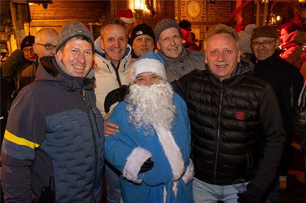 Der blau-weiße Weihnachtsmann war zu Besuch auf dem Adventsmarkt in Alstätte. Hier gibt es zahlreiche Fotos von den Besuchern des Weihnachtsmarktes. 