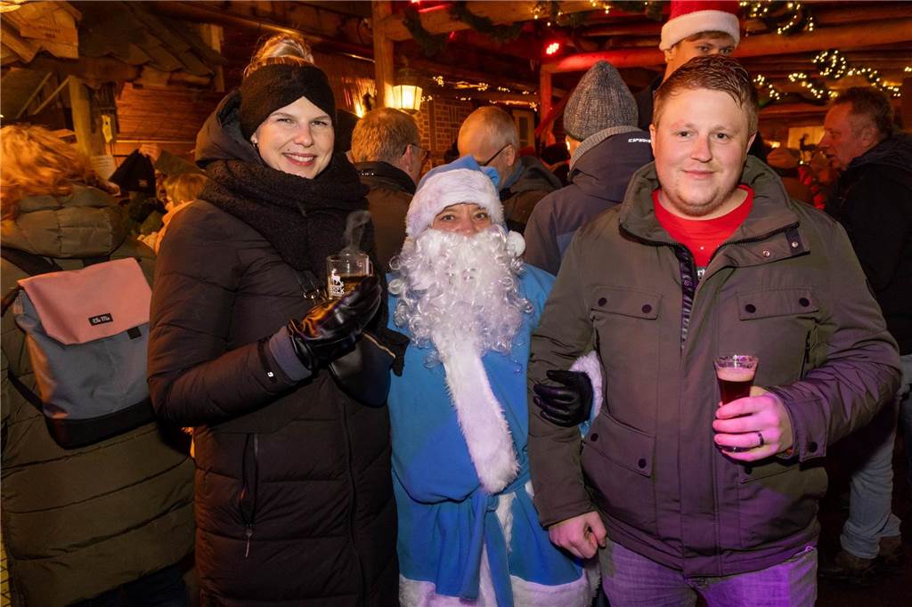 Der blau-weiße Weihnachtsmann war zu Besuch auf dem Adventsmarkt in Alstätte. Hier gibt es zahlreiche Fotos von den Besuchern des Weihnachtsmarktes. 