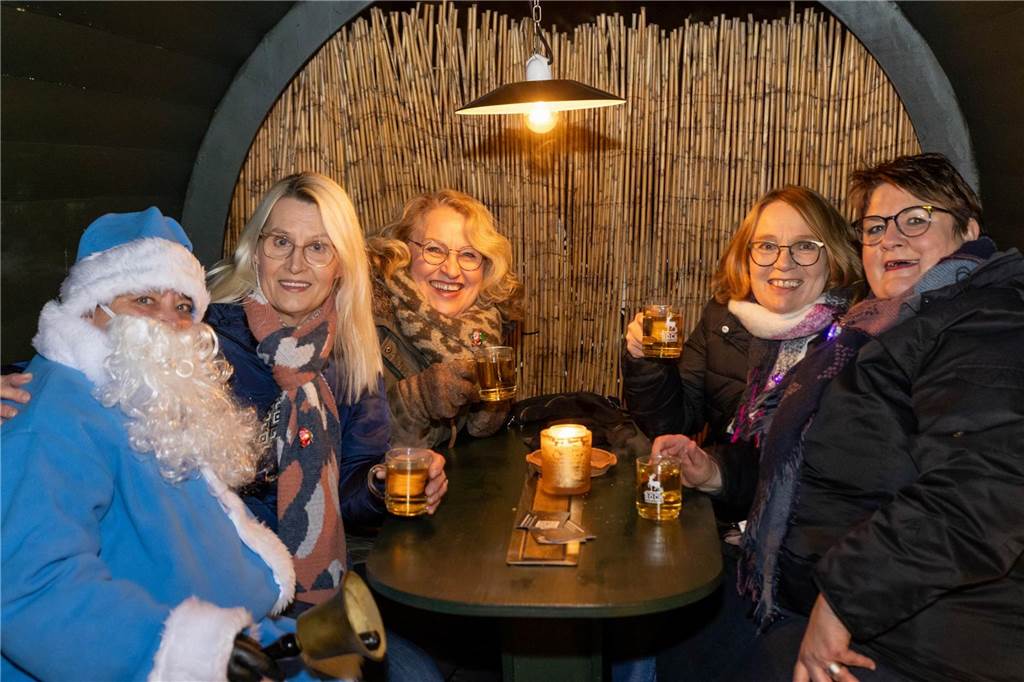 Der blau-weiße Weihnachtsmann war zu Besuch auf dem Adventsmarkt in Alstätte. Hier gibt es zahlreiche Fotos von den Besuchern des Weihnachtsmarktes. 