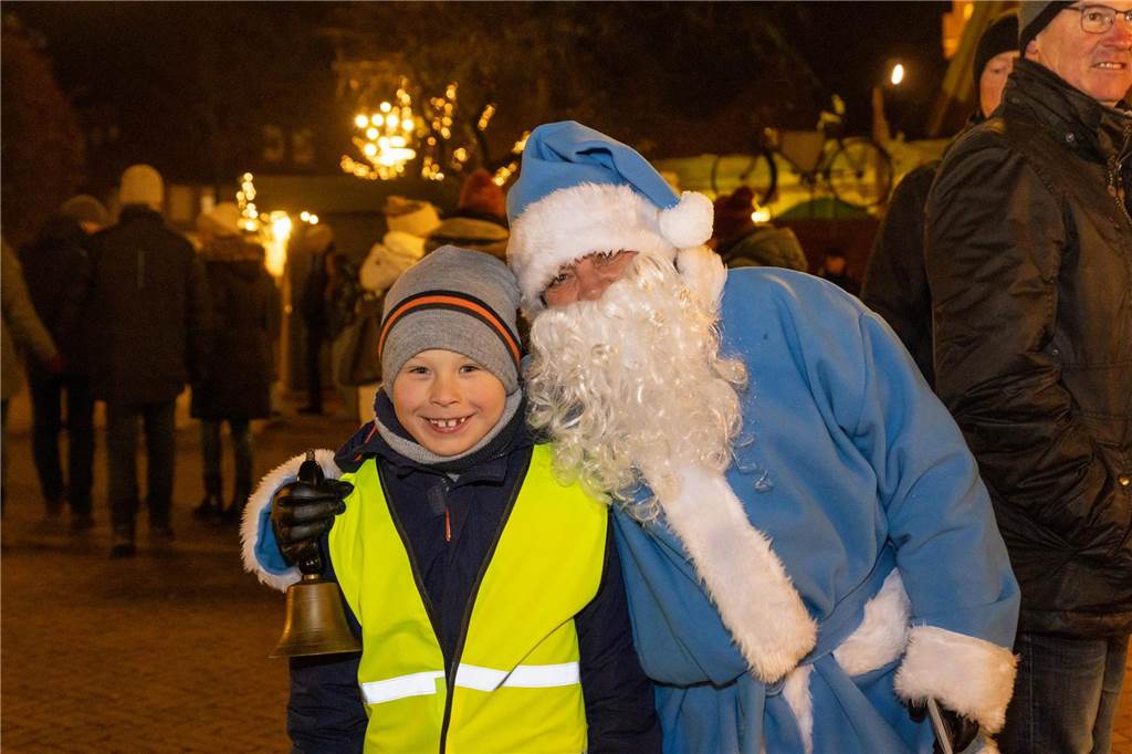 Der blau-weiße Weihnachtsmann war zu Besuch auf dem Adventsmarkt in Alstätte. Hier gibt es zahlreiche Fotos von den Besuchern des Weihnachtsmarktes. 