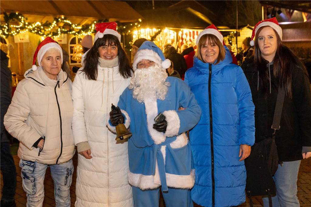 Der blau-weiße Weihnachtsmann war zu Besuch auf dem Adventsmarkt in Alstätte. Hier gibt es zahlreiche Fotos von den Besuchern des Weihnachtsmarktes. 