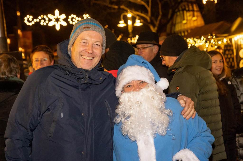 Der blau-weiße Weihnachtsmann war zu Besuch auf dem Adventsmarkt in Alstätte. Hier gibt es zahlreiche Fotos von den Besuchern des Weihnachtsmarktes. 