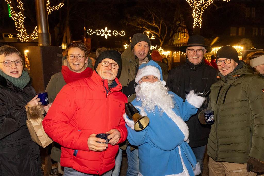 Der blau-weiße Weihnachtsmann war zu Besuch auf dem Adventsmarkt in Alstätte. Hier gibt es zahlreiche Fotos von den Besuchern des Weihnachtsmarktes. 