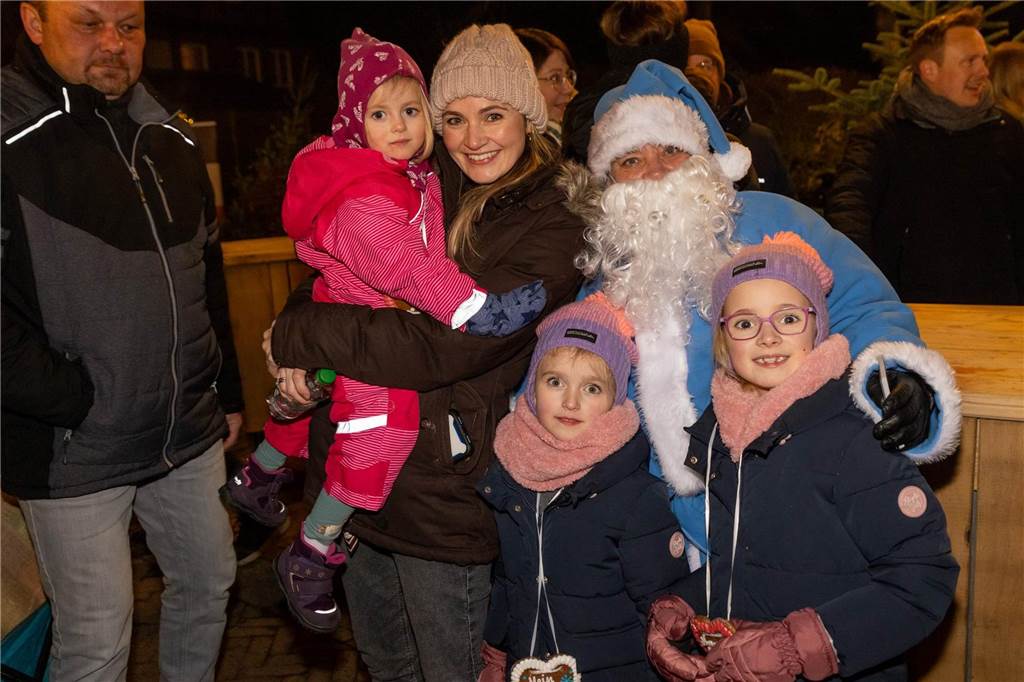 Der blau-weiße Weihnachtsmann war zu Besuch auf dem Adventsmarkt in Alstätte. Hier gibt es zahlreiche Fotos von den Besuchern des Weihnachtsmarktes. 
