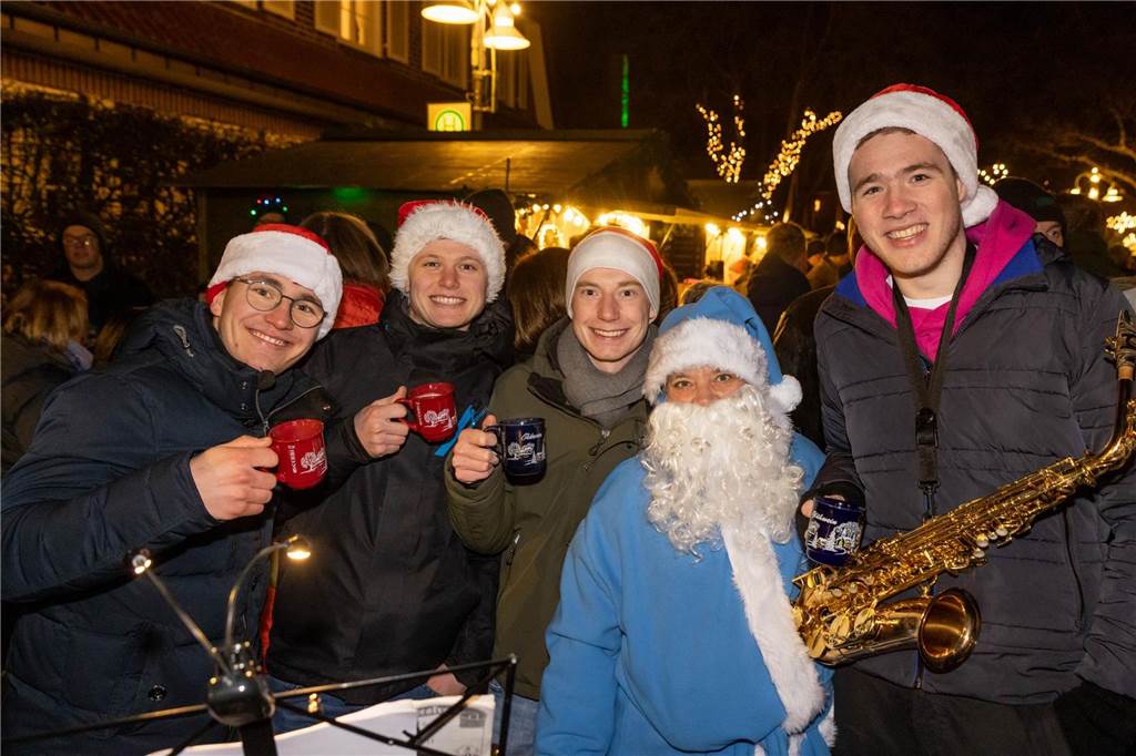 Der blau-weiße Weihnachtsmann war zu Besuch auf dem Adventsmarkt in Alstätte. Hier gibt es zahlreiche Fotos von den Besuchern des Weihnachtsmarktes. 