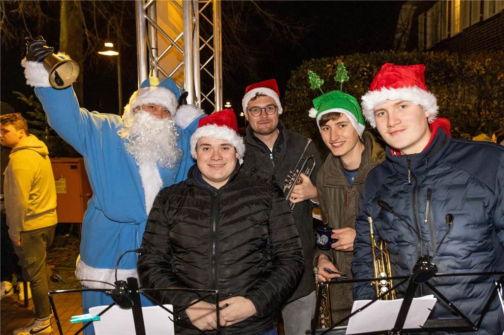 Der blau-weiße Weihnachtsmann war zu Besuch auf dem Adventsmarkt in Alstätte. Hier gibt es zahlreiche Fotos von den Besuchern des Weihnachtsmarktes. 
