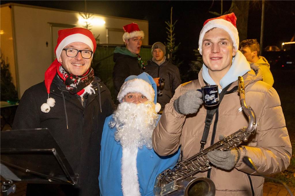 Der blau-weiße Weihnachtsmann war zu Besuch auf dem Adventsmarkt in Alstätte. Hier gibt es zahlreiche Fotos von den Besuchern des Weihnachtsmarktes. 