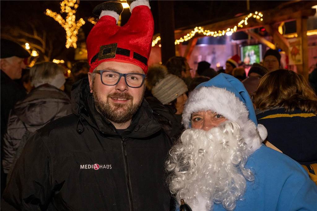 Der blau-weiße Weihnachtsmann war zu Besuch auf dem Adventsmarkt in Alstätte. Hier gibt es zahlreiche Fotos von den Besuchern des Weihnachtsmarktes. 