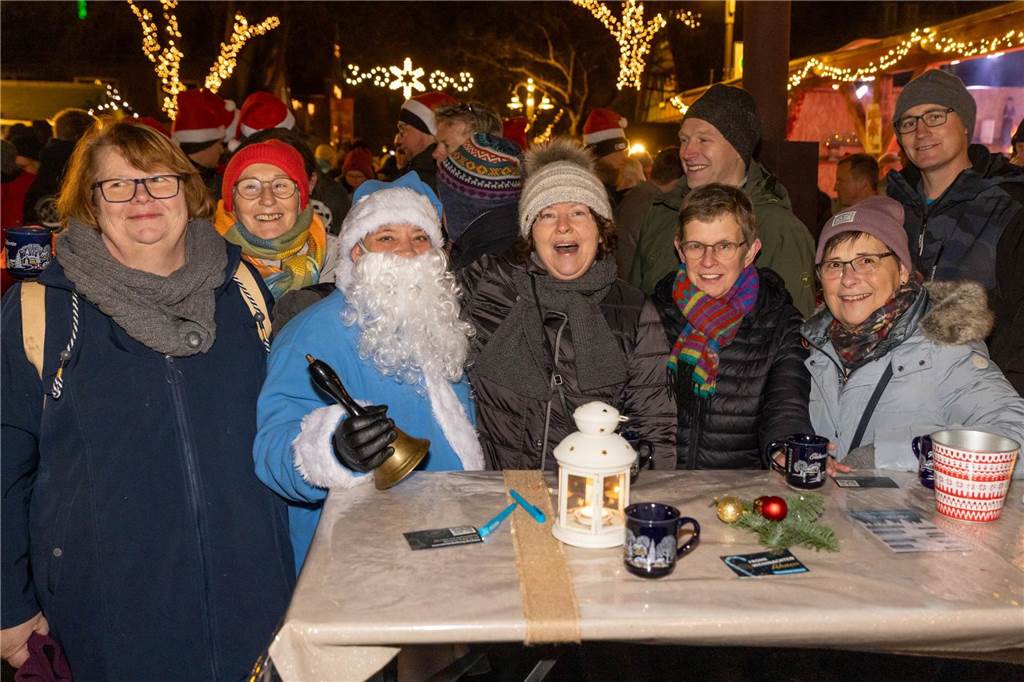 Der blau-weiße Weihnachtsmann war zu Besuch auf dem Adventsmarkt in Alstätte. Hier gibt es zahlreiche Fotos von den Besuchern des Weihnachtsmarktes. 