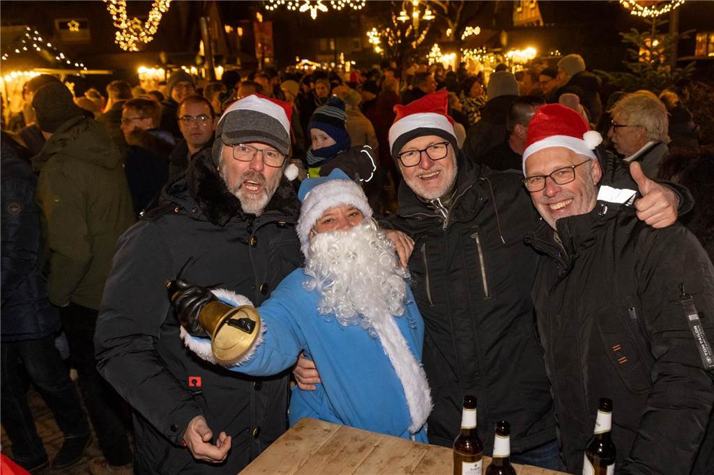 Der blau-weiße Weihnachtsmann war zu Besuch auf dem Adventsmarkt in Alstätte. Hier gibt es zahlreiche Fotos von den Besuchern des Weihnachtsmarktes. 