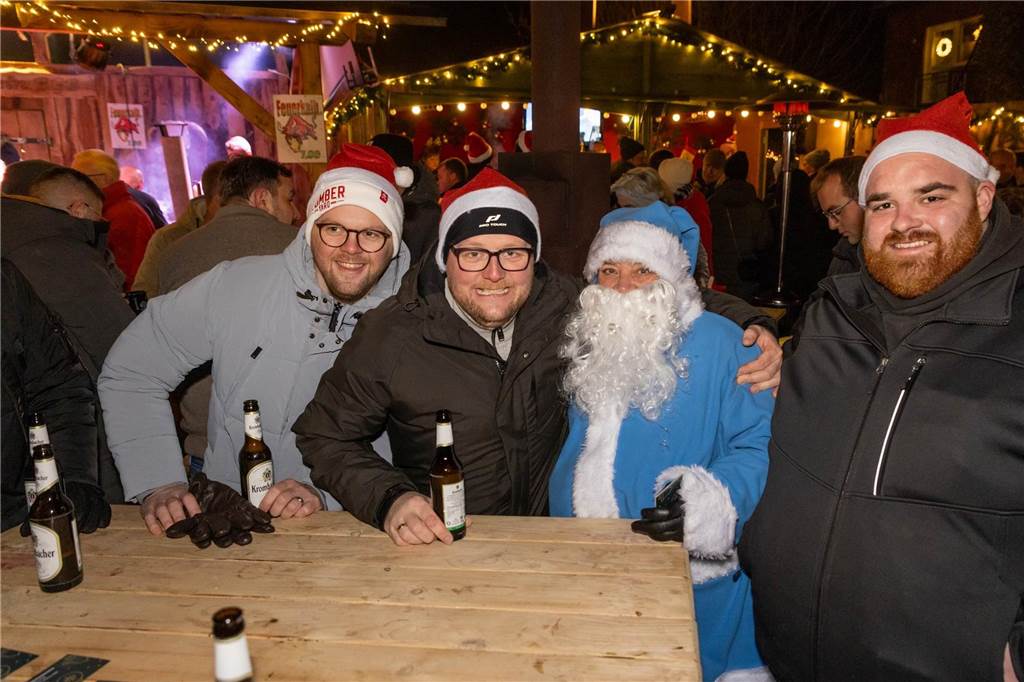 Der blau-weiße Weihnachtsmann war zu Besuch auf dem Adventsmarkt in Alstätte. Hier gibt es zahlreiche Fotos von den Besuchern des Weihnachtsmarktes. 
