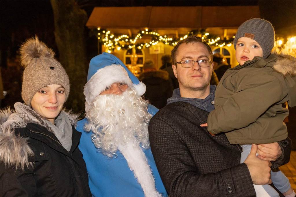 Der blau-weiße Weihnachtsmann war zu Besuch auf dem Adventsmarkt in Alstätte. Hier gibt es zahlreiche Fotos von den Besuchern des Weihnachtsmarktes. 