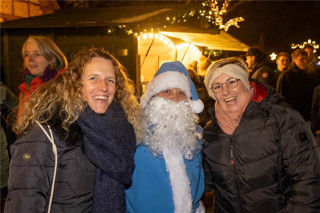 Der blau-weiße Weihnachtsmann war zu Besuch auf dem Adventsmarkt in Alstätte. Hier gibt es zahlreiche Fotos von den Besuchern des Weihnachtsmarktes. 