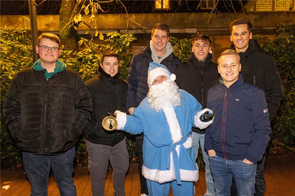 Der blau-weiße Weihnachtsmann war zu Besuch auf dem Adventsmarkt in Alstätte. Hier gibt es zahlreiche Fotos von den Besuchern des Weihnachtsmarktes. 