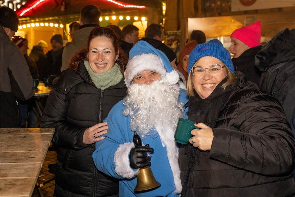 Der blau-weiße Weihnachtsmann war zu Besuch auf dem Adventsmarkt in Alstätte. Hier gibt es zahlreiche Fotos von den Besuchern des Weihnachtsmarktes. 