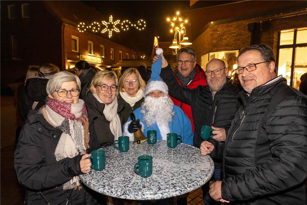 Der blau-weiße Weihnachtsmann war zu Besuch auf dem Adventsmarkt in Alstätte. Hier gibt es zahlreiche Fotos von den Besuchern des Weihnachtsmarktes. 