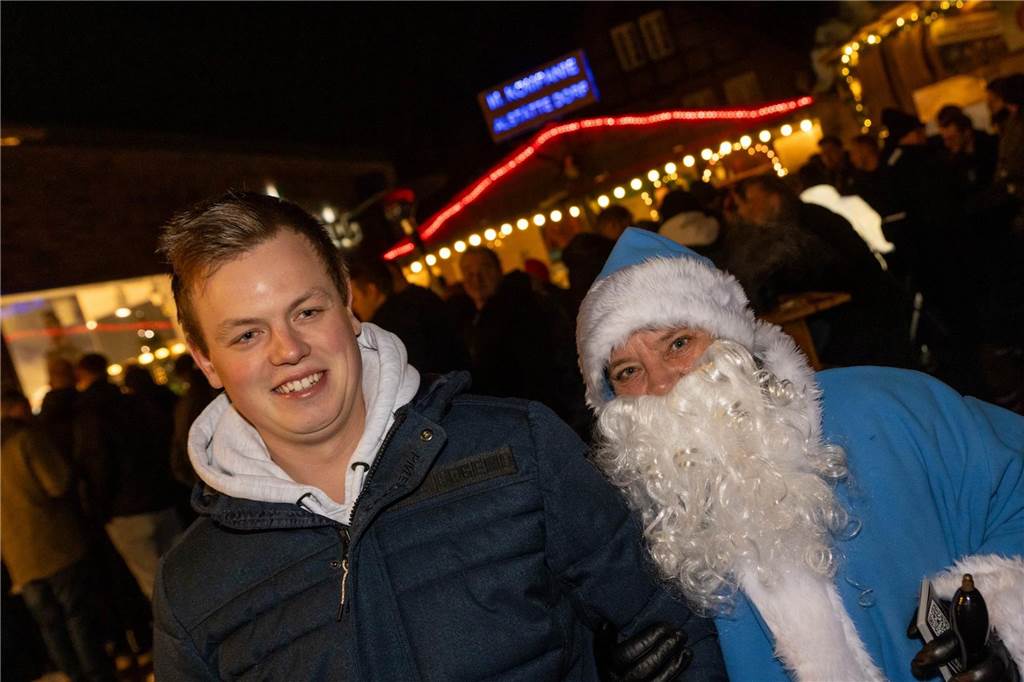 Der blau-weiße Weihnachtsmann war zu Besuch auf dem Adventsmarkt in Alstätte. Hier gibt es zahlreiche Fotos von den Besuchern des Weihnachtsmarktes. 