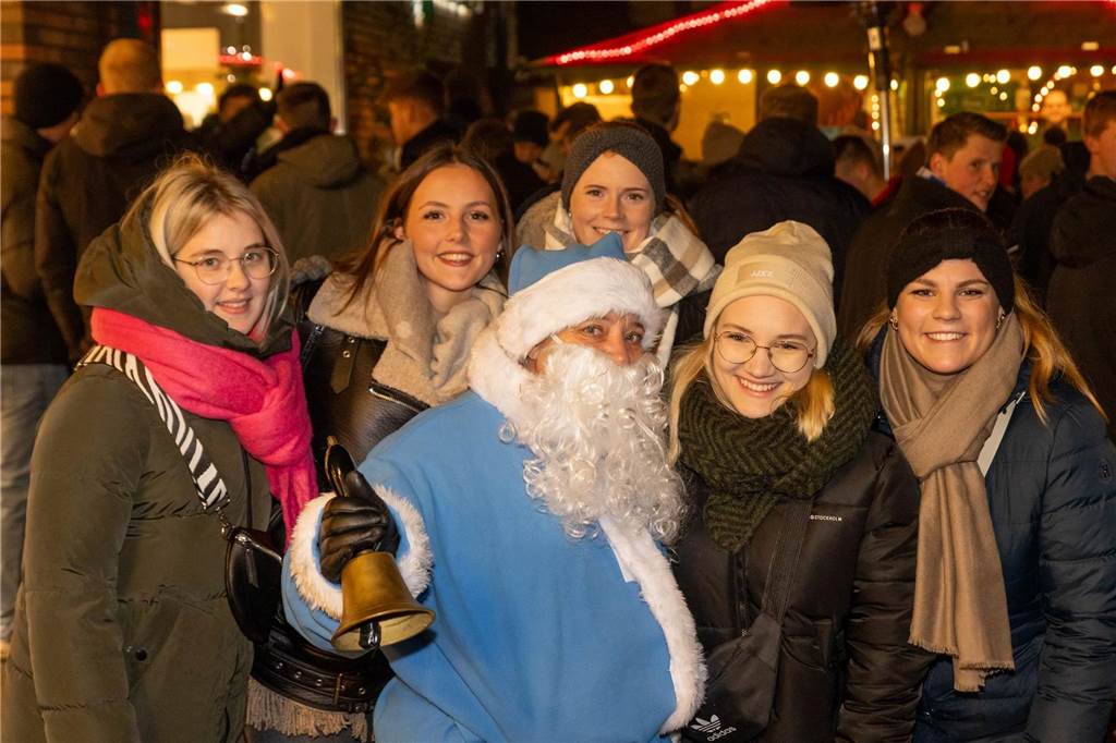 Der blau-weiße Weihnachtsmann war zu Besuch auf dem Adventsmarkt in Alstätte. Hier gibt es zahlreiche Fotos von den Besuchern des Weihnachtsmarktes. 