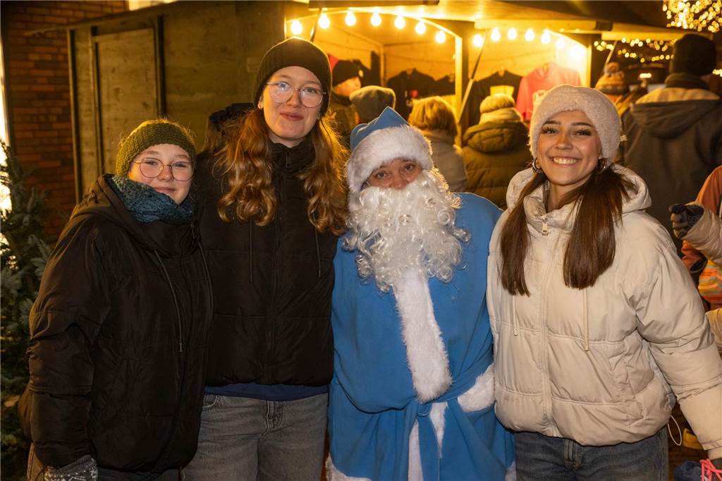 Der blau-weiße Weihnachtsmann war zu Besuch auf dem Adventsmarkt in Alstätte. Hier gibt es zahlreiche Fotos von den Besuchern des Weihnachtsmarktes. 