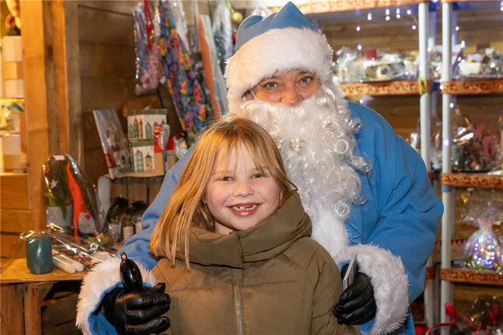 Der blau-weiße Weihnachtsmann war zu Besuch auf dem Adventsmarkt in Alstätte. Hier gibt es zahlreiche Fotos von den Besuchern des Weihnachtsmarktes. 