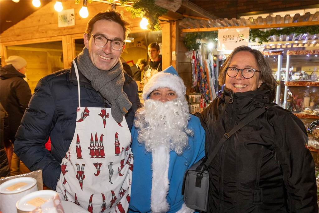 Der blau-weiße Weihnachtsmann war zu Besuch auf dem Adventsmarkt in Alstätte. Hier gibt es zahlreiche Fotos von den Besuchern des Weihnachtsmarktes. 