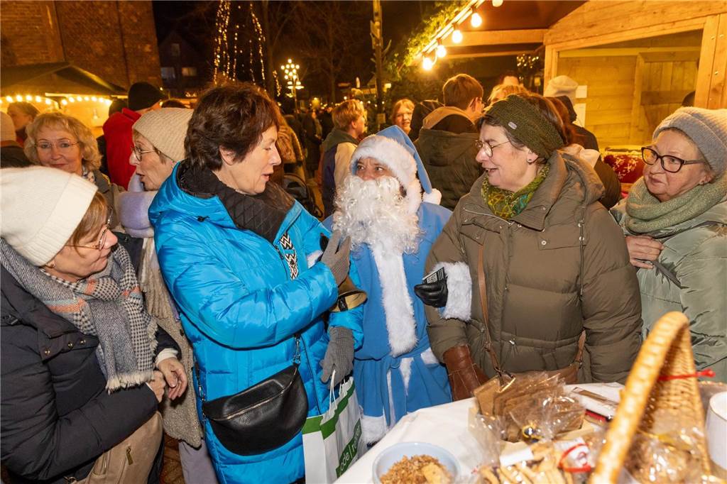 Der blau-weiße Weihnachtsmann war zu Besuch auf dem Adventsmarkt in Alstätte. Hier gibt es zahlreiche Fotos von den Besuchern des Weihnachtsmarktes. 