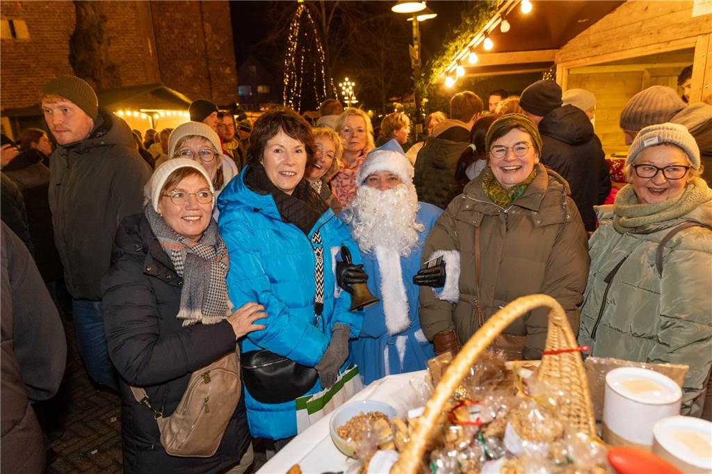 Der blau-weiße Weihnachtsmann war zu Besuch auf dem Adventsmarkt in Alstätte. Hier gibt es zahlreiche Fotos von den Besuchern des Weihnachtsmarktes. 