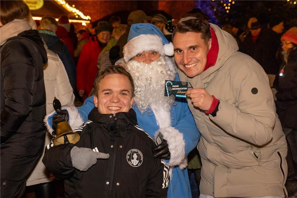 Der blau-weiße Weihnachtsmann war zu Besuch auf dem Adventsmarkt in Alstätte. Hier gibt es zahlreiche Fotos von den Besuchern des Weihnachtsmarktes. 