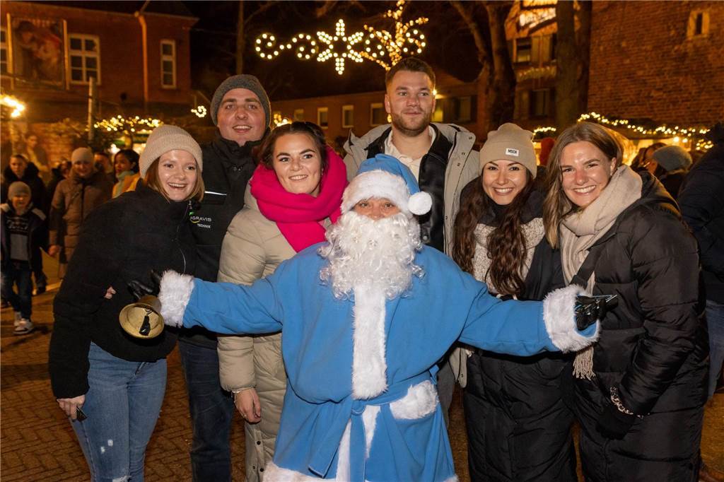 Der blau-weiße Weihnachtsmann war zu Besuch auf dem Adventsmarkt in Alstätte. Hier gibt es zahlreiche Fotos von den Besuchern des Weihnachtsmarktes. 
