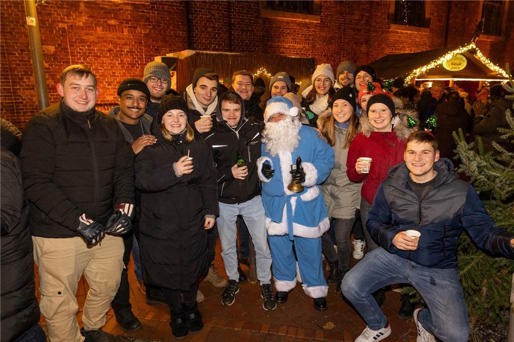 Der blau-weiße Weihnachtsmann war zu Besuch auf dem Adventsmarkt in Alstätte. Hier gibt es zahlreiche Fotos von den Besuchern des Weihnachtsmarktes. 