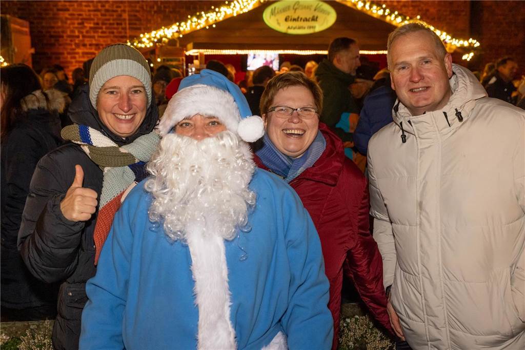 Der blau-weiße Weihnachtsmann war zu Besuch auf dem Adventsmarkt in Alstätte. Hier gibt es zahlreiche Fotos von den Besuchern des Weihnachtsmarktes. 