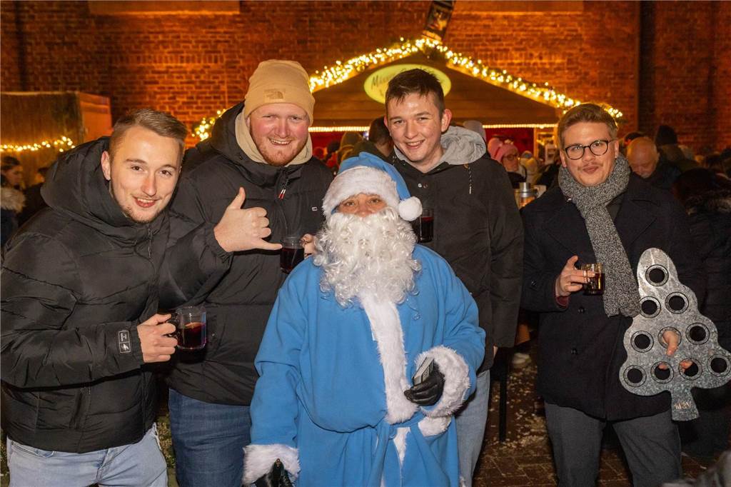 Der blau-weiße Weihnachtsmann war zu Besuch auf dem Adventsmarkt in Alstätte. Hier gibt es zahlreiche Fotos von den Besuchern des Weihnachtsmarktes. 
