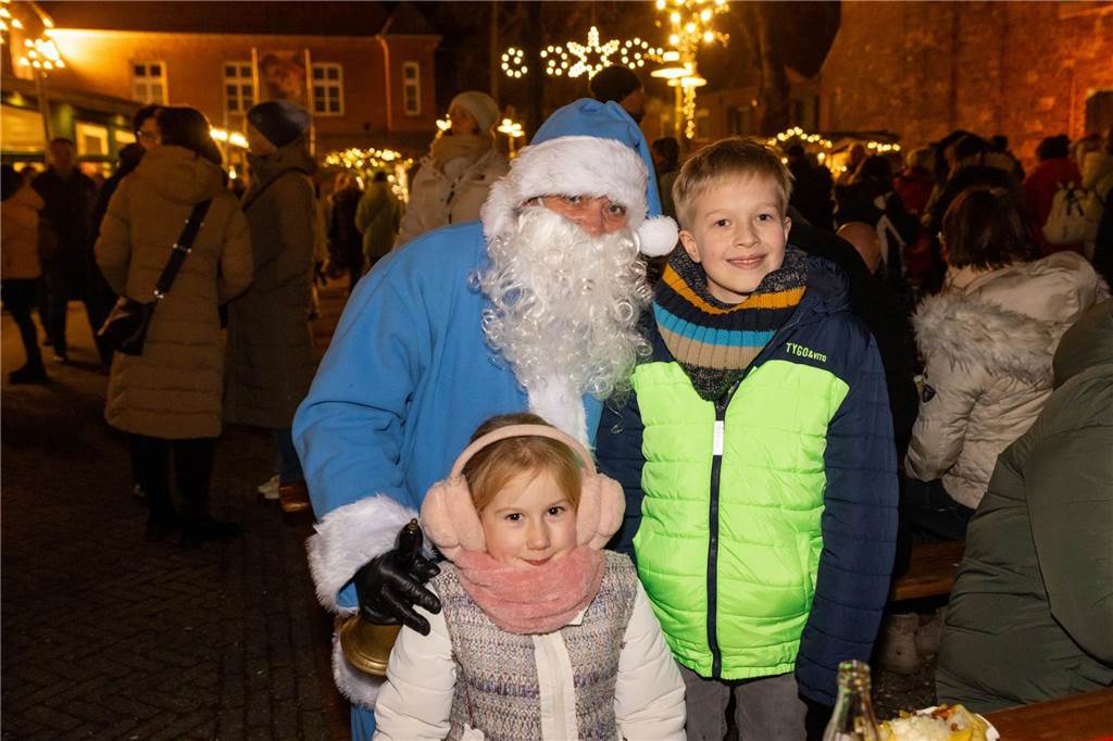 Der blau-weiße Weihnachtsmann war zu Besuch auf dem Adventsmarkt in Alstätte. Hier gibt es zahlreiche Fotos von den Besuchern des Weihnachtsmarktes. 