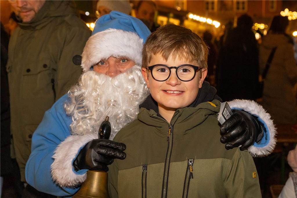 Der blau-weiße Weihnachtsmann war zu Besuch auf dem Adventsmarkt in Alstätte. Hier gibt es zahlreiche Fotos von den Besuchern des Weihnachtsmarktes. 