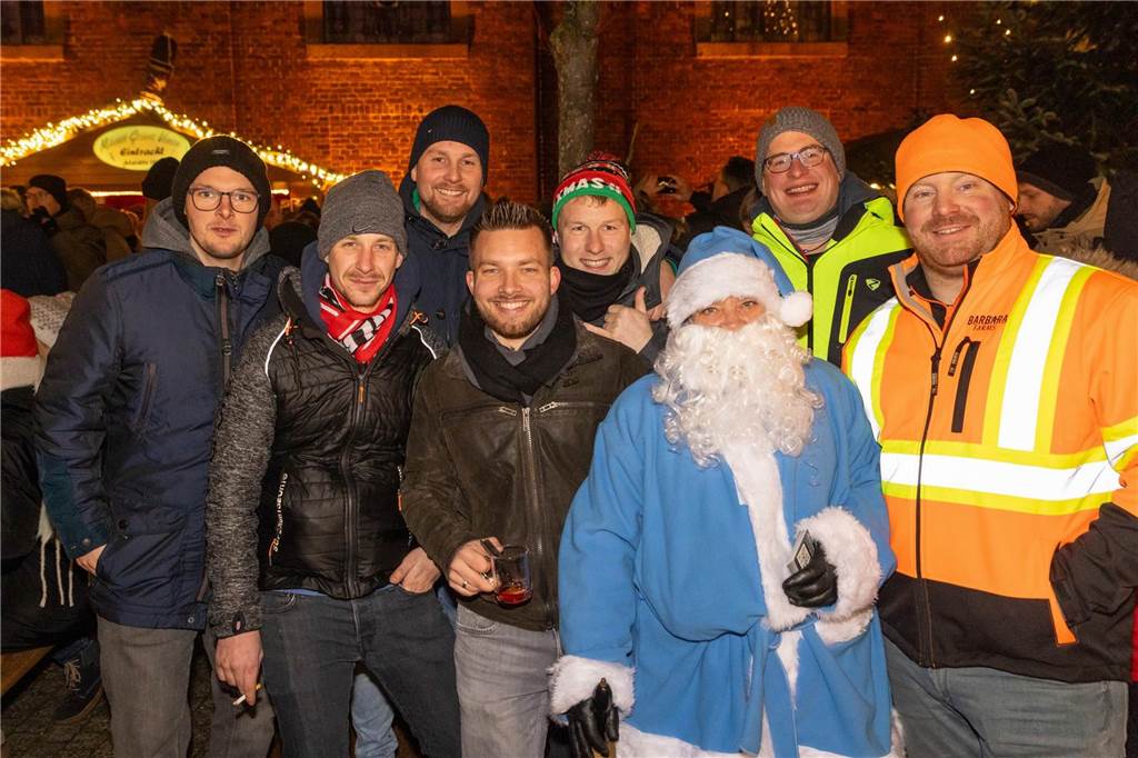 Der blau-weiße Weihnachtsmann war zu Besuch auf dem Adventsmarkt in Alstätte. Hier gibt es zahlreiche Fotos von den Besuchern des Weihnachtsmarktes. 