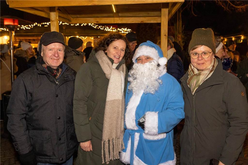 Der blau-weiße Weihnachtsmann war zu Besuch auf dem Adventsmarkt in Alstätte. Hier gibt es zahlreiche Fotos von den Besuchern des Weihnachtsmarktes. 
