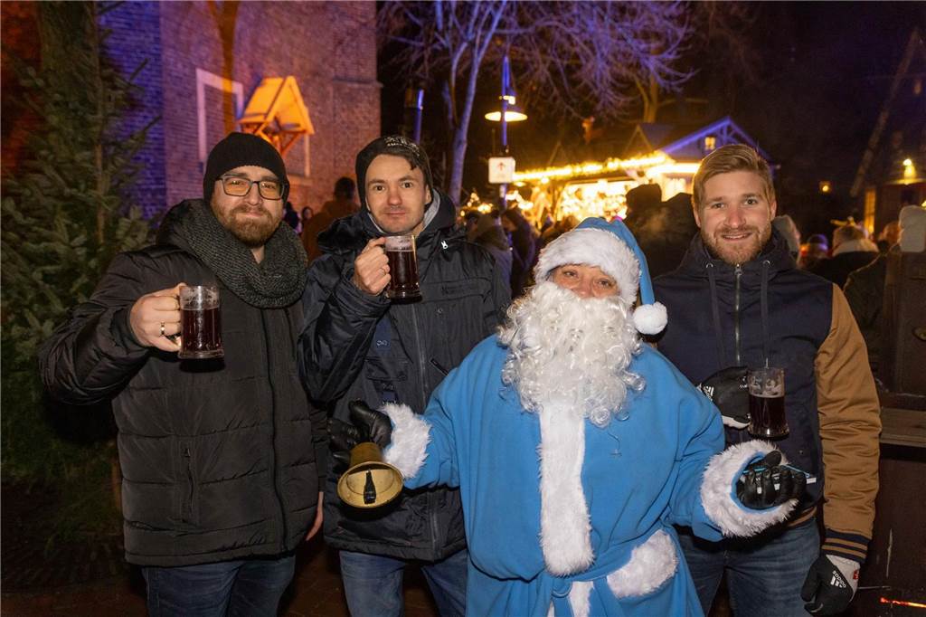 Der blau-weiße Weihnachtsmann war zu Besuch auf dem Adventsmarkt in Alstätte. Hier gibt es zahlreiche Fotos von den Besuchern des Weihnachtsmarktes. 