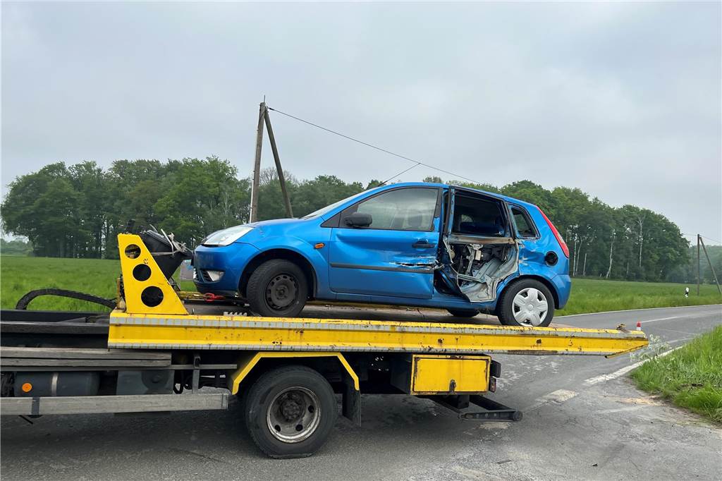 Schwerer Zusammenstoß mit Lkw: Pkw überschlägt sich, Fahrer verletzt Der blaue Fiesta wird abgeschleppt.