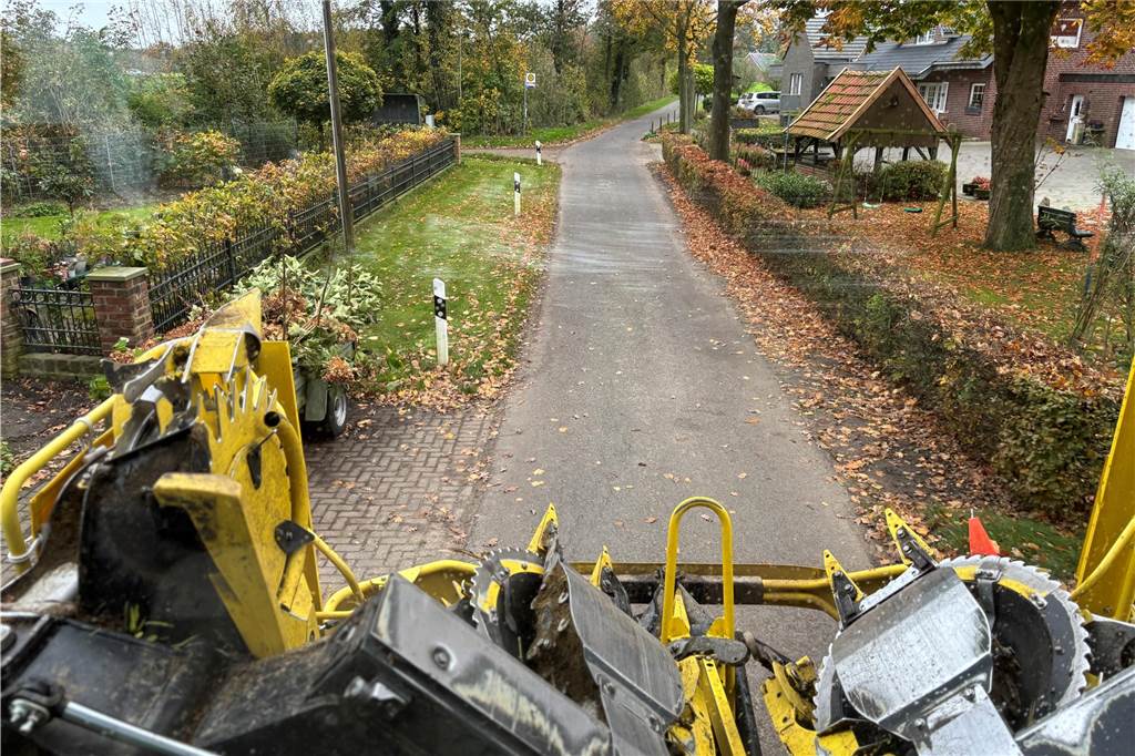 Rauf auf die Maschine: Volontärin Jule Lamers wagt sich ans Steuer Feldhäcksler auf einem Wirtschaftsweg