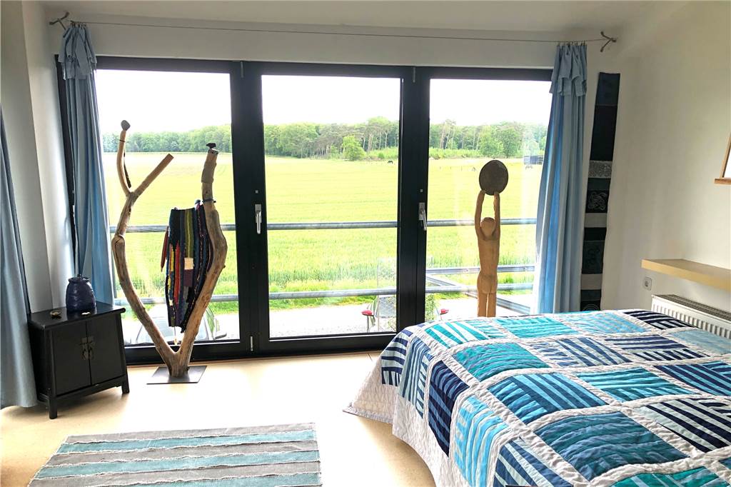 Gabi Bücker wohnt auf dem Künstlerhof Lavesum: „Hier gehöre ich hin!“ Der Blick aus dem Schlafzimmer-Fenster ist überwältigend: Nur Natur, soweit das Auge blickt.