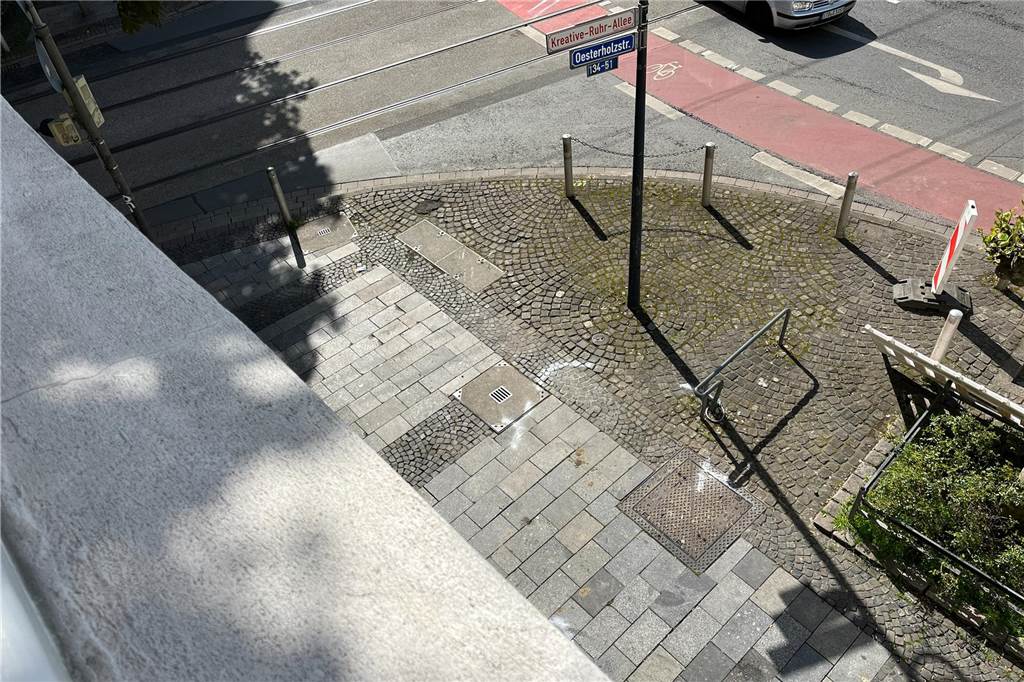 Der Blick aus dem Schlafzimmerfenster am nächsten Morgen. Die Kreide-Markierungen stammen von der Unfallaufnahme der Polizei.