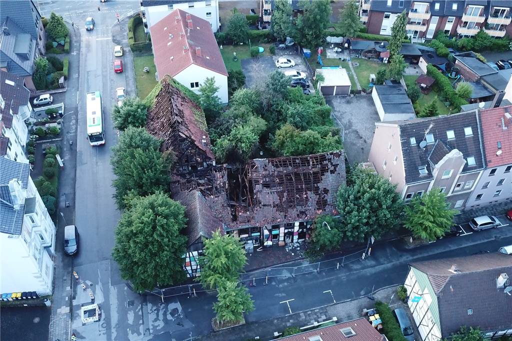 Staatsanwalt: Ein Brandstifter legte den Großbrand in Dortmunder Haus Der Blick aus der Vogelperspektive zeigt die massiven Schäden in beiden Gebäudeteilen an der Siegenstraße (li.) und der Freihofstraße (unten).