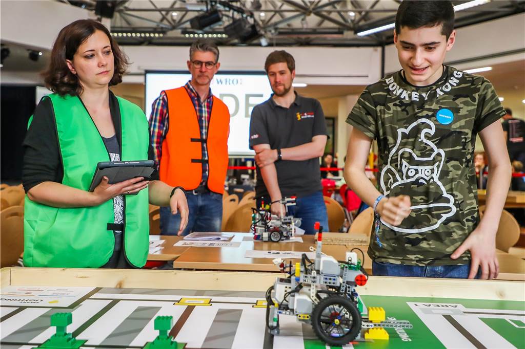 38 regionale Schüler-Teams stürzten sich in Nette in den Roboter-Wettkampf Der Blick des Experten